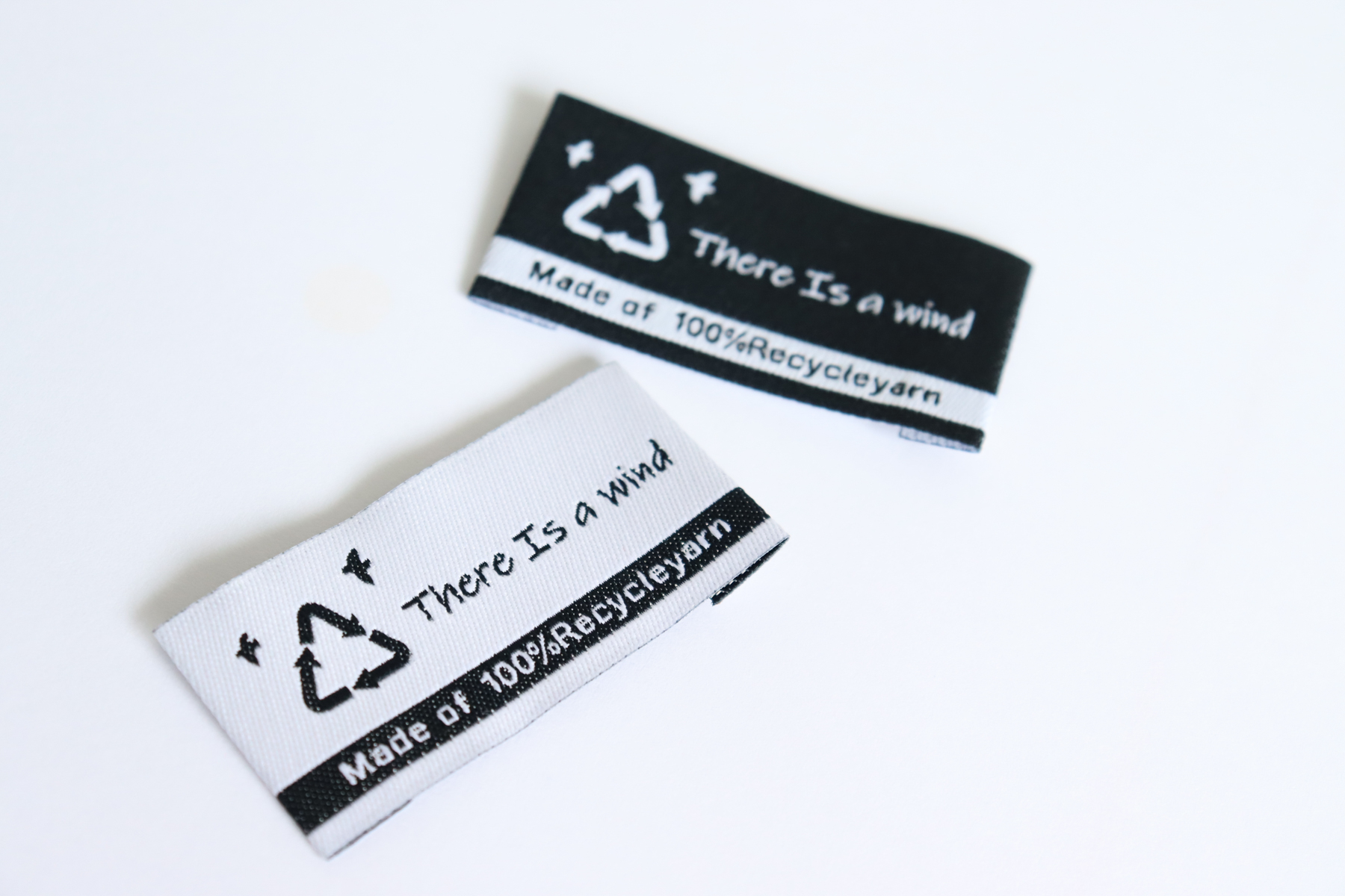 リサイクルヤーン100％の織ネーム（R600-1）There Is a Wind - 越前織