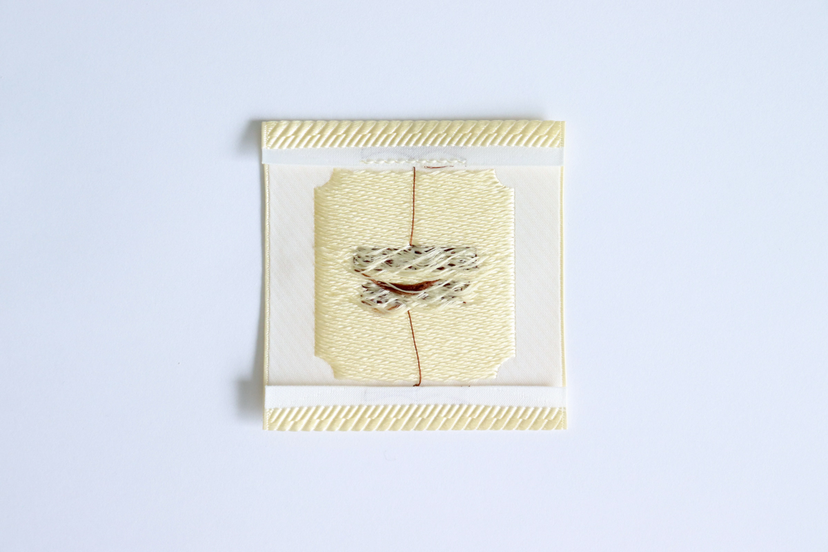 額縁のような綾目模様がツヤッと際立つ幅広ネーム（S3-6）MAISON