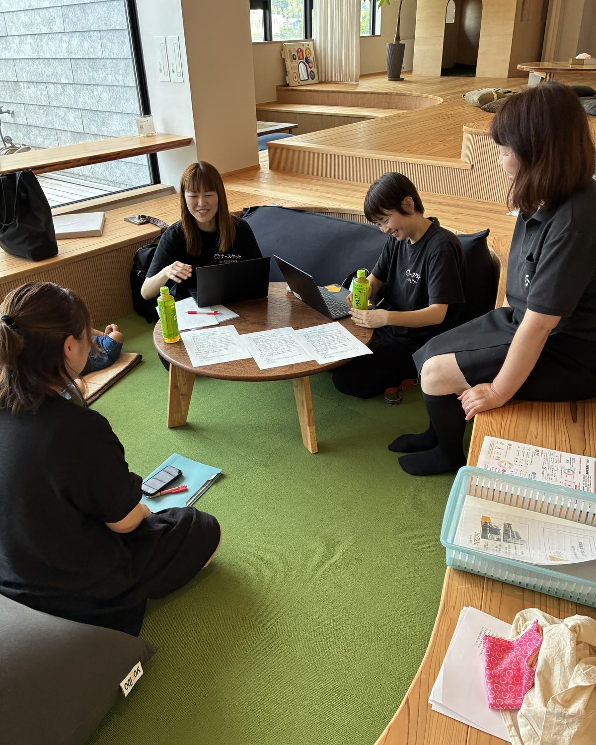 anonoのメンバーが看護師チームと健康づくりについて話し合う様子