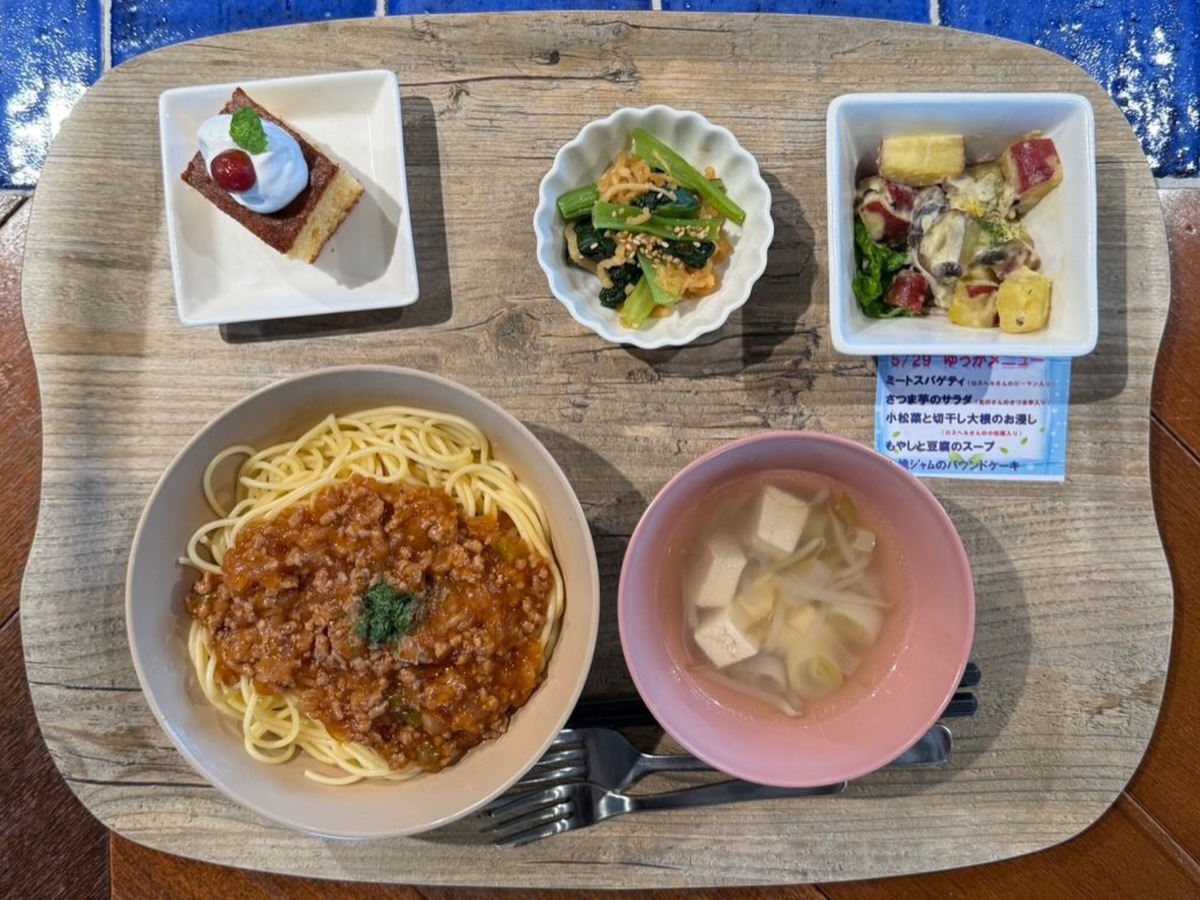 社員食堂で昼食をとる社員