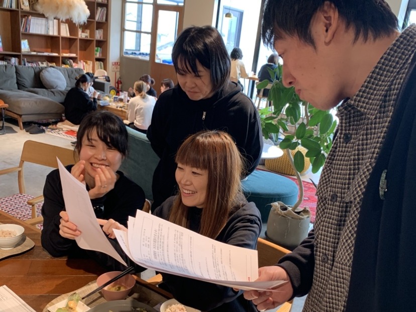 健康について書類を見ながら相談する様子