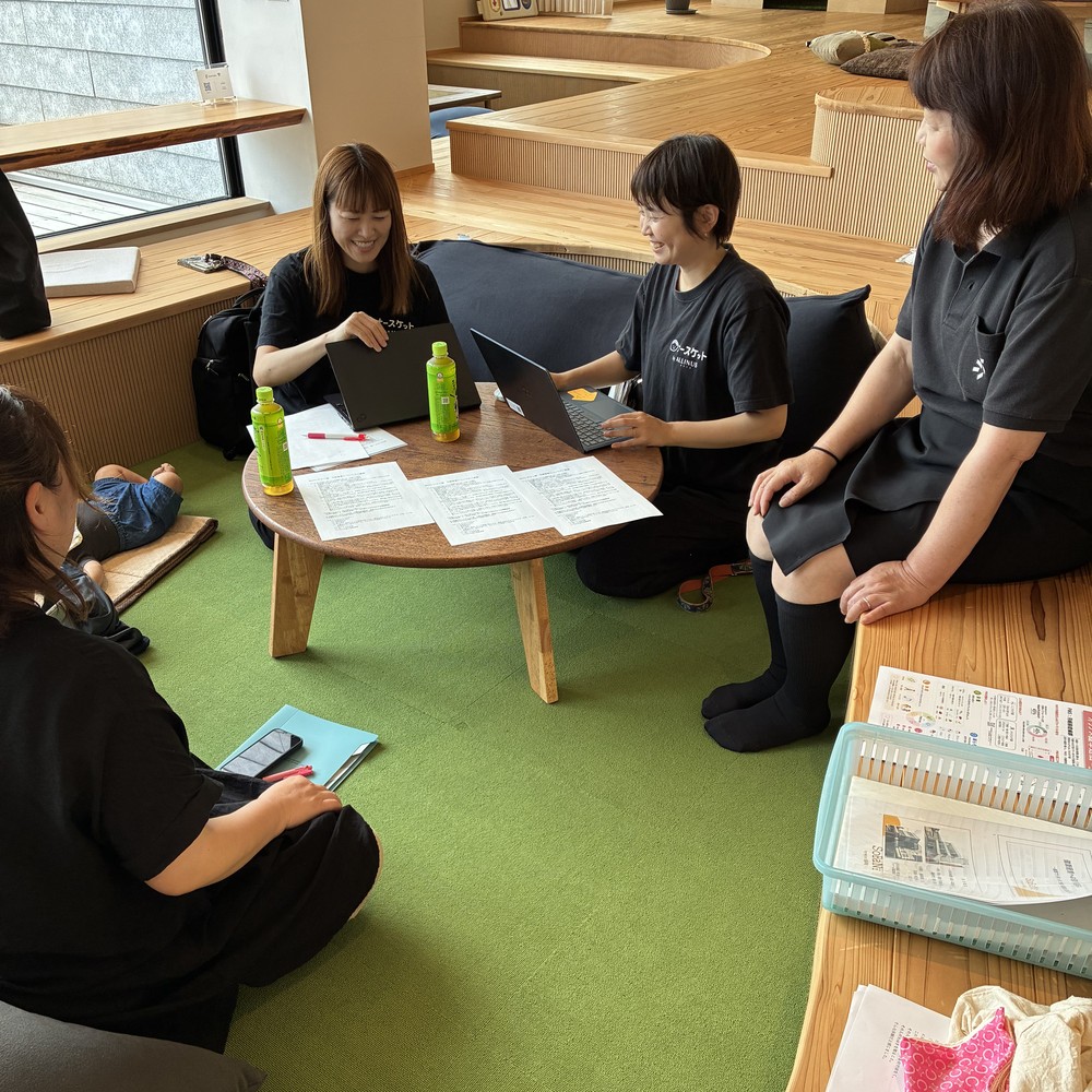anonoのメンバーが看護師チームと次の企画を相談している様子